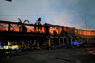 Bagian depan Kantor Disnakertrans Provinsi Riau saat api melahap bangunan tersebut, Senin (2872025) pagi ini