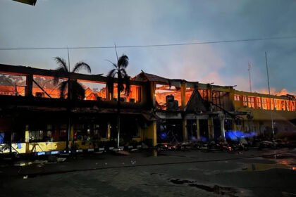Bagian depan Kantor Disnakertrans Provinsi Riau saat api melahap bangunan tersebut, Senin (2872025) pagi ini