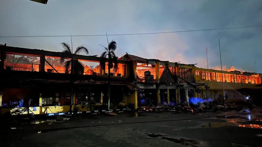 Bagian depan Kantor Disnakertrans Provinsi Riau saat api melahap bangunan tersebut, Senin (2872025) pagi ini