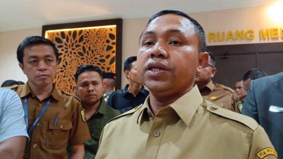 Gubernur Riau Abdul Wahid meminta agar gelaran Pacu Jalur Kuansing 2025 benar-benar dipersiapkan, khususnya ketersediaan hoten dan penginapan