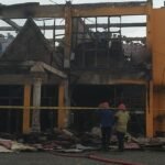 KEBAKARAN - Sejumlah petugas Damkar Pekanbaru sedang melakukan pendinginan di gedung Disnaker Riau yang terbakar
