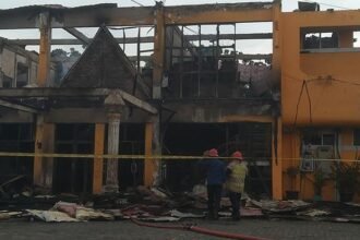 KEBAKARAN - Sejumlah petugas Damkar Pekanbaru sedang melakukan pendinginan di gedung Disnaker Riau yang terbakar