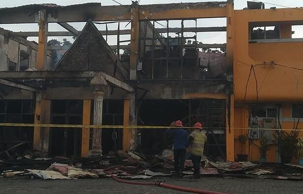 KEBAKARAN - Sejumlah petugas Damkar Pekanbaru sedang melakukan pendinginan di gedung Disnaker Riau yang terbakar