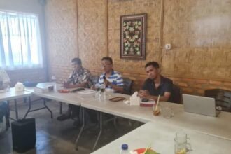 KONFERENSI PERS - Keluarga korban perundungan di Inhu, Riau, Viator Butar-butar (kaos bergaris-garis) kala mengadakan konferensi pers beberapa waktu lalu