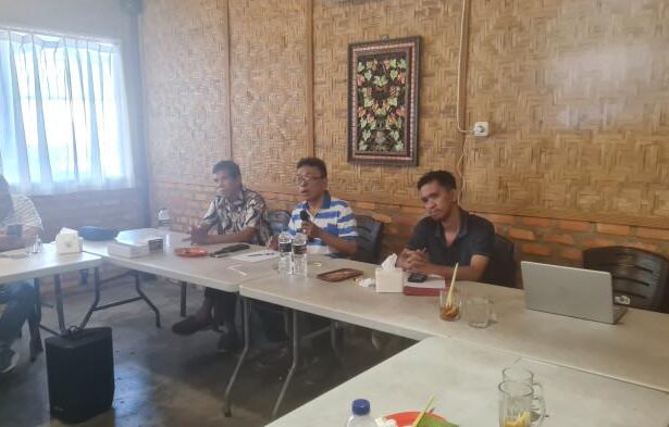 KONFERENSI PERS - Keluarga korban perundungan di Inhu, Riau, Viator Butar-butar (kaos bergaris-garis) kala mengadakan konferensi pers beberapa waktu lalu