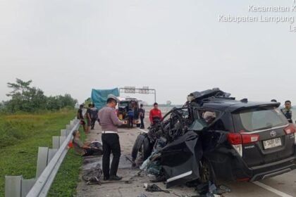 Kondisi Innova yang mengalami kecelakaan di Jalan Tol Lampung, Minggu (2772025). Dua orang tewas dalam kecelakaan tersebut.
