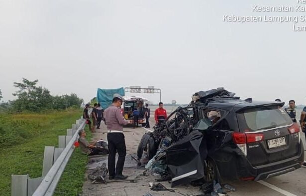 Kondisi Innova yang mengalami kecelakaan di Jalan Tol Lampung, Minggu (2772025). Dua orang tewas dalam kecelakaan tersebut.