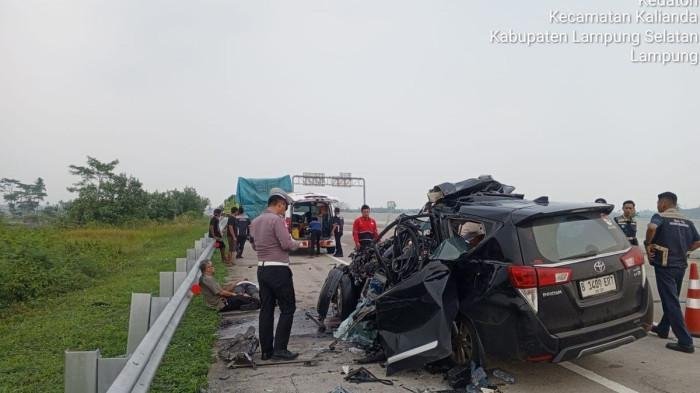 Kondisi Innova yang mengalami kecelakaan di Jalan Tol Lampung, Minggu (2772025). Dua orang tewas dalam kecelakaan tersebut.