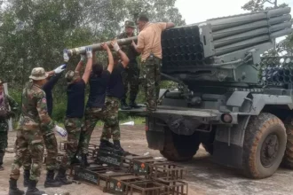 Pasukan militer Thailand memuat artileri