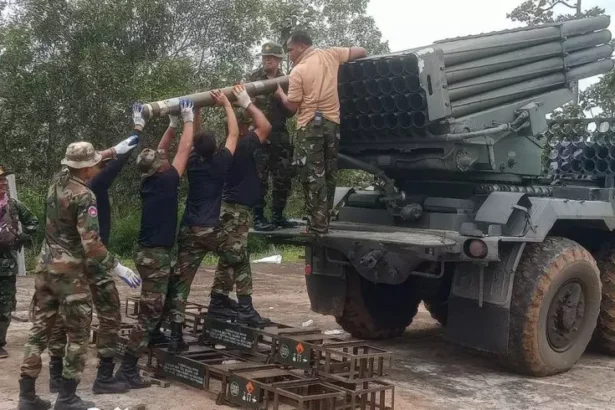 Pasukan militer Thailand memuat artileri