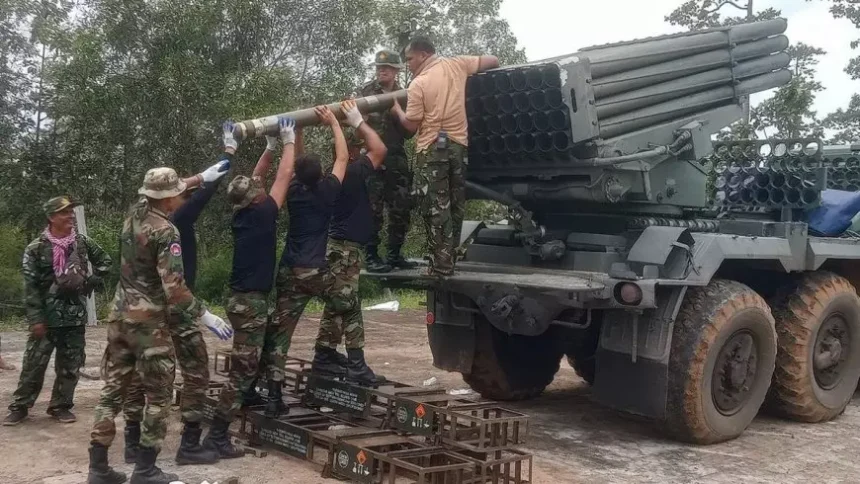 Pasukan militer Thailand memuat artileri