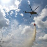 Water bombing menjadi solusi pemadaman kebakaran hutan dan lahan (karhutla) di lokasi yang sulit dijangkau