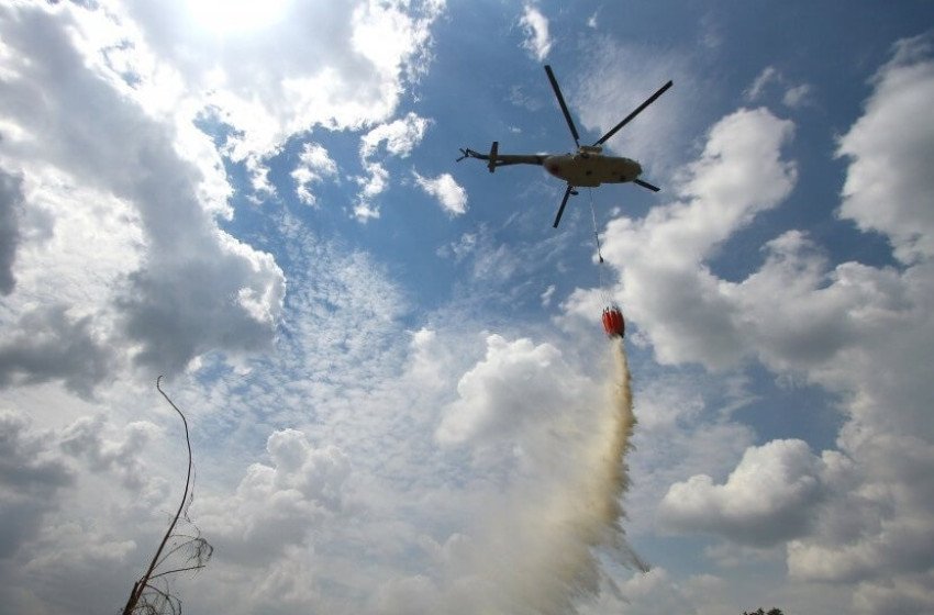 Water bombing menjadi solusi pemadaman kebakaran hutan dan lahan (karhutla) di lokasi yang sulit dijangkau