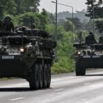 kendaraan militer Thailand menghadapi Kamboja.