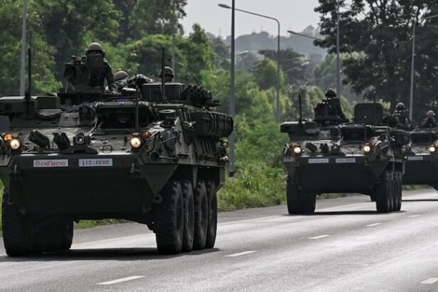 kendaraan militer Thailand menghadapi Kamboja.