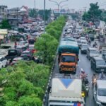 DILARANG MELINTAS - Truk bertonase besar melintas di Jalan HR Soebrantas, Pekanbaru, beberapa waktu lalu