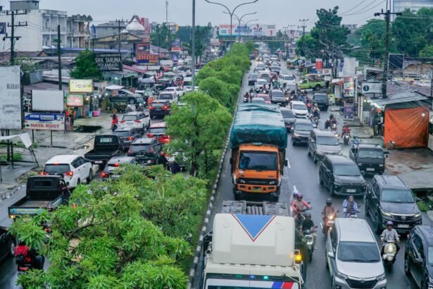 DILARANG MELINTAS - Truk bertonase besar melintas di Jalan HR Soebrantas, Pekanbaru, beberapa waktu lalu