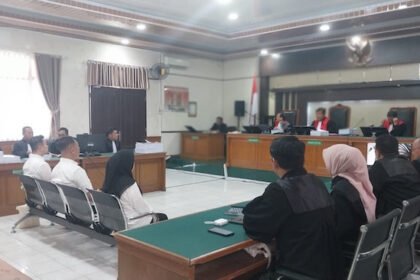 Ketiga terdakwa suap, termasuk eks PJ Wali Kota Pekanbaru Risnandar Mahiwa menghadapi sidang tuntutan di Pengadillan Negeri Pekanbaru