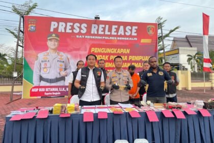 Konferensi pers Polres Bengkalis mengungkap modus dan kronologi kasus beredarnya emas palsu di daerah tersebut
