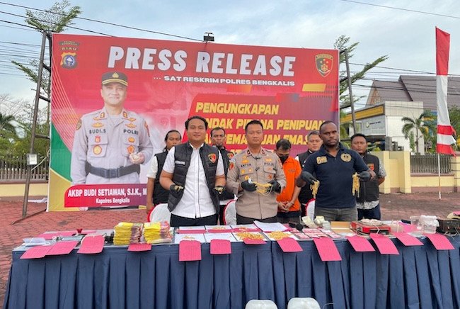Konferensi pers Polres Bengkalis mengungkap modus dan kronologi kasus beredarnya emas palsu di daerah tersebut