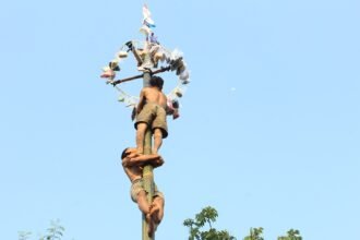 Panjat pinang, salah satu perlombaan yang dilakukan dalam menyemarakkan peringatan Hari Kemerdekaan RI