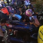 Petugas menertibkan kendaraan yang parkir di tepi jalan, sekitar Mal SKA Pekanbaru.