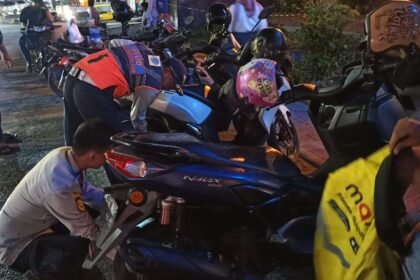 Petugas menertibkan kendaraan yang parkir di tepi jalan, sekitar Mal SKA Pekanbaru.