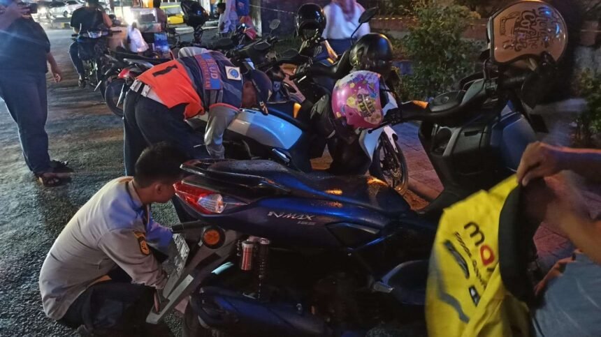 Petugas menertibkan kendaraan yang parkir di tepi jalan, sekitar Mal SKA Pekanbaru.