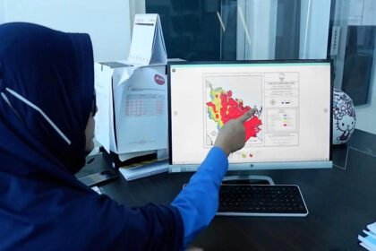 Petugas BMKG memperlihatkan sebaran titik panas (hotspot) di kawasan Riau
