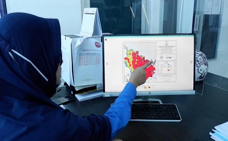 Petugas BMKG memperlihatkan sebaran titik panas (hotspot) di kawasan Riau