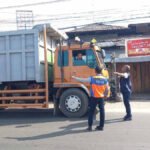 Petugas Dinas Perhubungan (Dishub) Kota Pekanbaru memperketat pengawasan dan larangan masuknya truk bertonase besar ke jalur kota