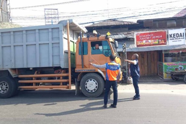 Petugas Dinas Perhubungan (Dishub) Kota Pekanbaru memperketat pengawasan dan larangan masuknya truk bertonase besar ke jalur kota
