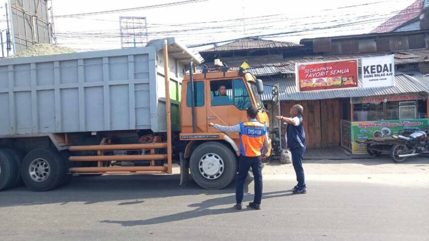 Petugas Dinas Perhubungan (Dishub) Kota Pekanbaru memperketat pengawasan dan larangan masuknya truk bertonase besar ke jalur kota