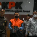 Petugas menggiring mantan Penjabat (Pj) Wali Kota Pekanbaru Risnandar Mahiwa usai penetapan dan penahanan pasca OTT, beberapa waktu lalu