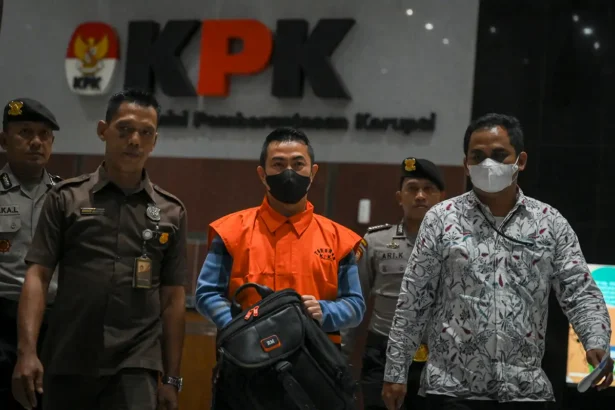 Petugas menggiring mantan Penjabat (Pj) Wali Kota Pekanbaru Risnandar Mahiwa usai penetapan dan penahanan pasca OTT, beberapa waktu lalu