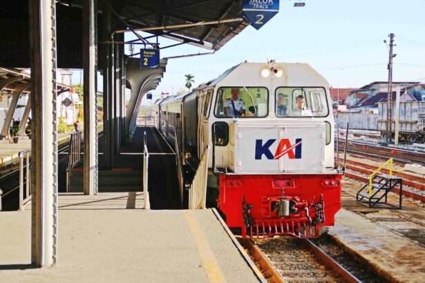 Salah satu unit kereta api yang melayani rute pesisir barat Sumatera Barat