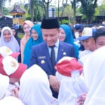 Wali Kota Pekanbaru Agung Nugroho sedang berinteraksi dengan sejumlah pelajar, baru-baru ini
