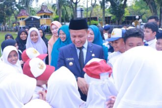 Wali Kota Pekanbaru Agung Nugroho sedang berinteraksi dengan sejumlah pelajar, baru-baru ini