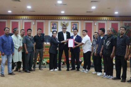 Aliansi Mahasiswa dan Masyarakat Pelalawan Tolak Relokasi, Sampaikan Aspirasi ke DPRD Riau Aliansi Mahasiswa dan Masyarakat Pelalawan (AMMP) kembali menyuarakan aspirasi terkait penolakan relokasi dengan menggelar Rapat Dengar Pendapat (RDP) bersama DPRD Provinsi Riau, Selasa (19/8/2025)