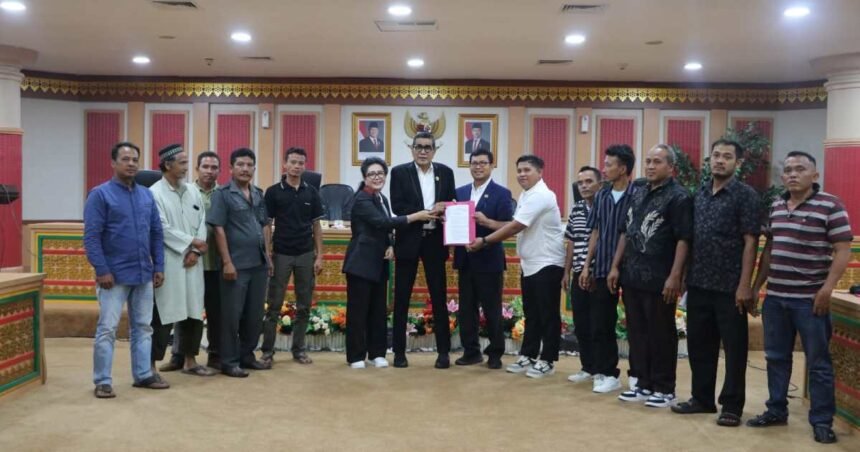 Aliansi Mahasiswa dan Masyarakat Pelalawan Tolak Relokasi, Sampaikan Aspirasi ke DPRD Riau Aliansi Mahasiswa dan Masyarakat Pelalawan (AMMP) kembali menyuarakan aspirasi terkait penolakan relokasi dengan menggelar Rapat Dengar Pendapat (RDP) bersama DPRD Provinsi Riau, Selasa (19/8/2025)