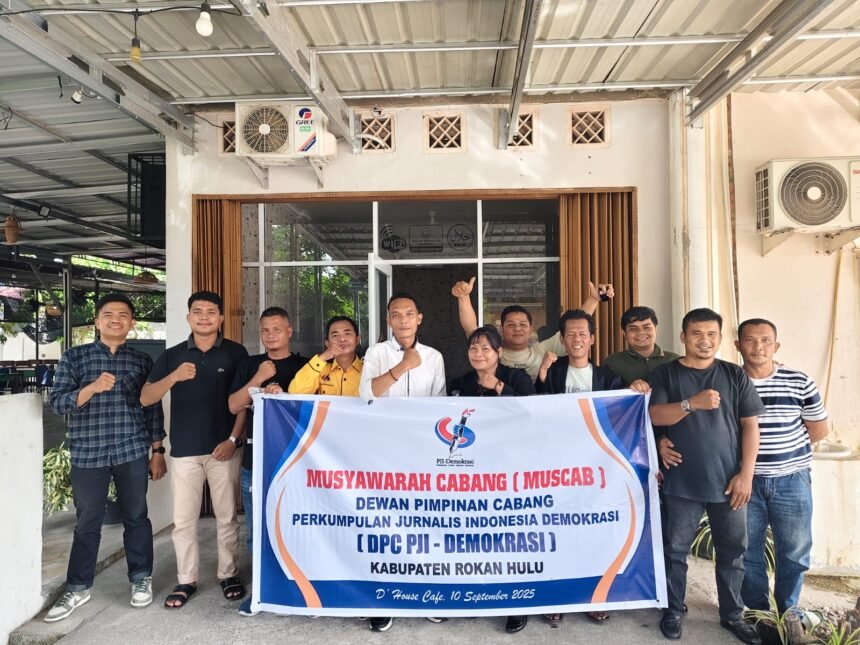 Foto bersama seluruh anggota PJID dan Ketua terpilih