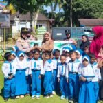 Foto bersama Polres Rohul Bersama Anak TK Islam Sialang Jaya saat Tanam Pohon Manggis
