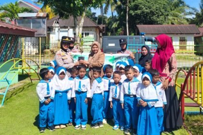 Foto bersama Polres Rohul Bersama Anak TK Islam Sialang Jaya saat Tanam Pohon Manggis