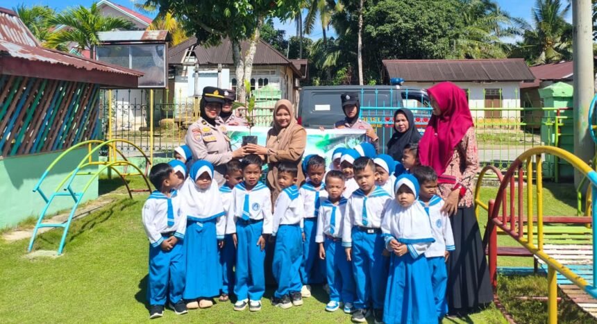 Foto bersama Polres Rohul Bersama Anak TK Islam Sialang Jaya saat Tanam Pohon Manggis
