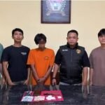 Polsek Kunto Darusalam amankan seorang pria berinisial JP (29) bersama barang bukti sabu seberat 11,92 gram, uang tunai, handphone, dompet, dan sepeda motor. Pelaku ditangkap usai operasi undercover buy di Desa Kunto Darusalam Hilir, Rokan Hulu. | Foto: Wartaoke.net/Andrean