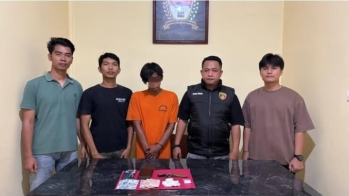 Polsek Kunto Darusalam amankan seorang pria berinisial JP (29) bersama barang bukti sabu seberat 11,92 gram, uang tunai, handphone, dompet, dan sepeda motor. Pelaku ditangkap usai operasi undercover buy di Desa Kunto Darusalam Hilir, Rokan Hulu. | Foto: Wartaoke.net/Andrean